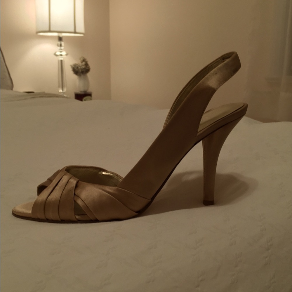 NINE WEST “Jiopa” Champagne Satin Shoes Heels Open Toe Pumps Size 8.5 NIB